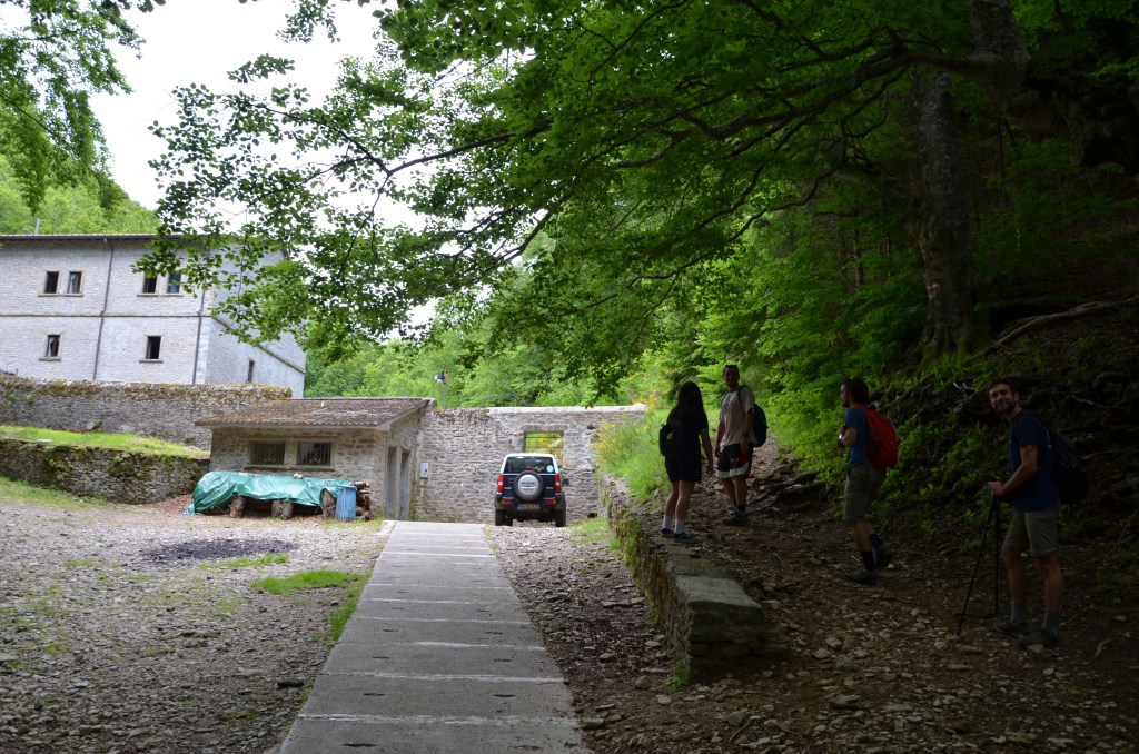 La salita sulla sinistra che parte dall'Eremo