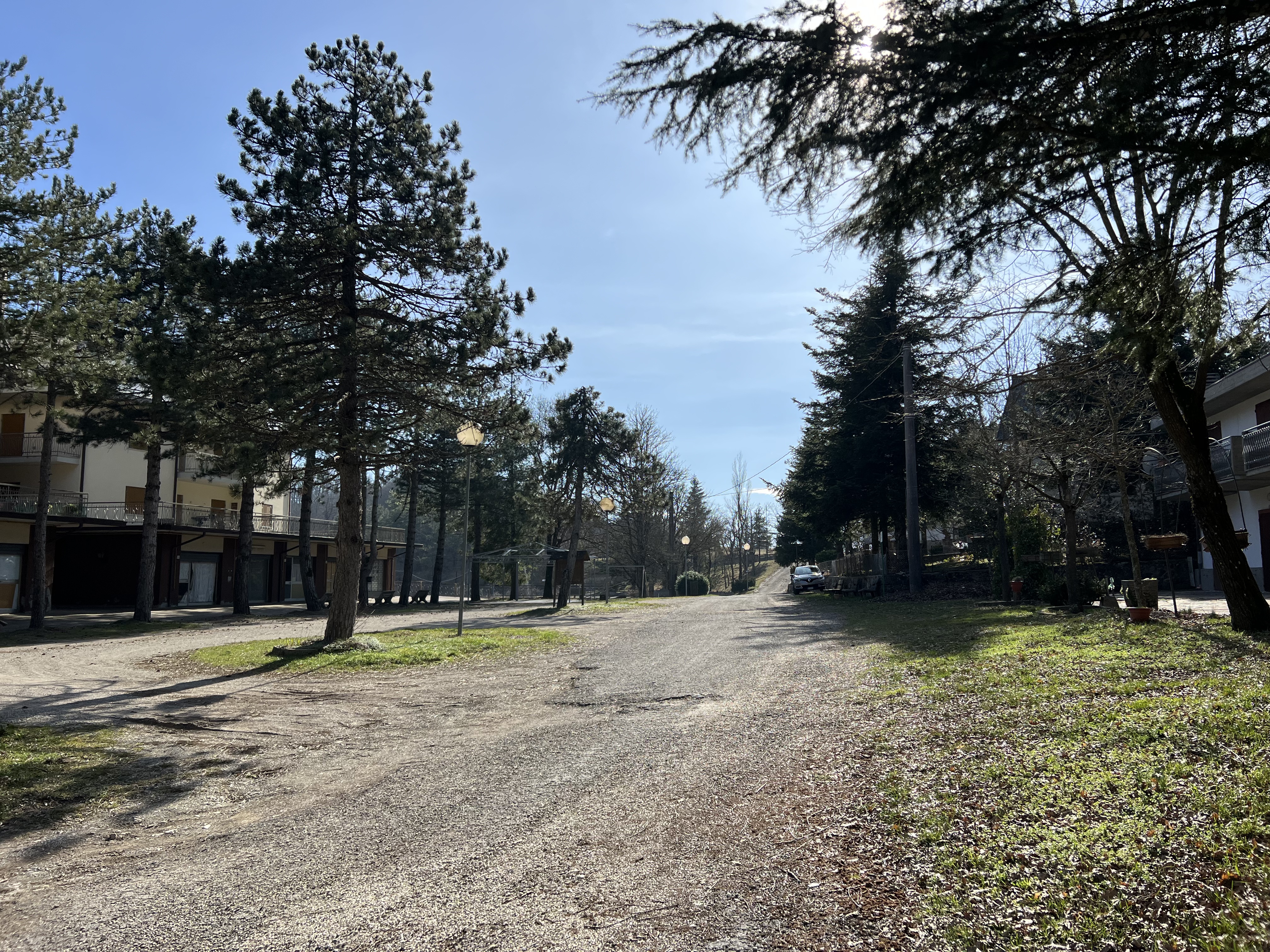 La piazza semidesolata del paese